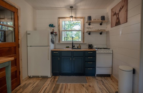 Tomahawk Cabin | Private cottage in the woods along the Somo River, on the trails!