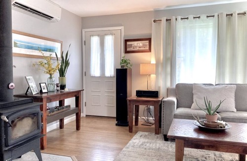 Montauk House | PRIVATE, COTTAGE, Water View! Pet Friendly, Fenced in yard, 2-Bd-1 Bth, A/C