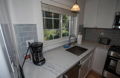 The Willows Cottage | Private Cottage with Chef's Kitchen & Washer/Dryer Near Palo Alto