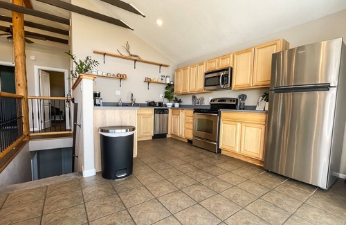 Cripple Creek House | Private Cozy Cabin, Mountain Peak Views & Theater Room!