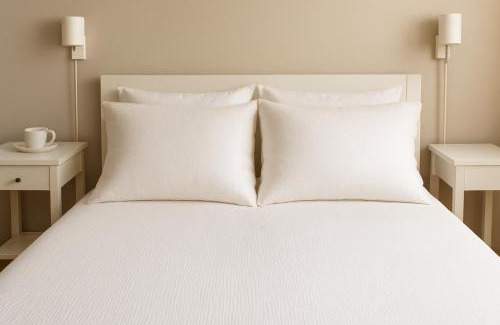 St. James Town House | Private Cozy Room in Downtown Toronto, Steps to Subway & CN Tower