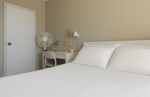 St. James Town House | Private Cozy Room in Downtown Toronto, Steps to Subway & CN Tower