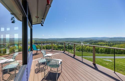 White River Junction House | Private deck facing the Green Mountain Valley