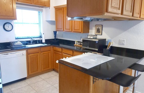 Coral Ridge Isles House | Private designer 8 room art getaway 2 Br-2Ba Full Kitchen Barbecue Patio Beach