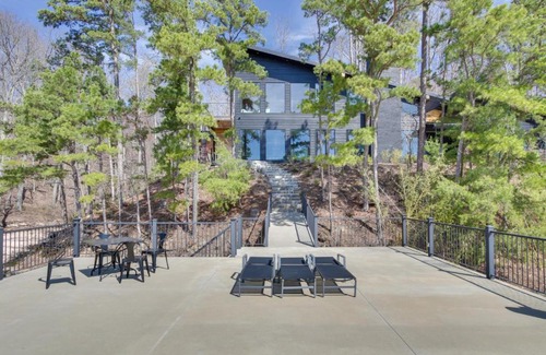 Waterloo House | Private Dock and River Views Modern Gem in Waterloo
