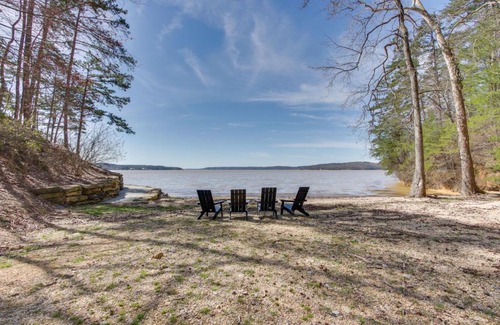 Waterloo House | Private Dock and River Views Modern Gem in Waterloo