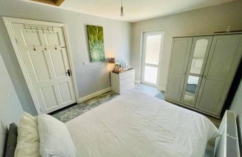 Inch House | Private Double Room With Free Parking
