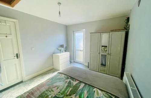 Inch House | Private Double Room With Free Parking