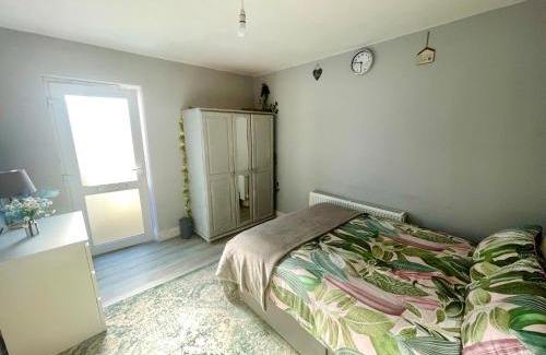 Inch House | Private Double Room With Free Parking
