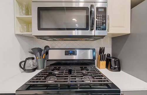 Clarksville Apartment | Private Downtown Austin Suite–King–UT–F1–ACL Fest