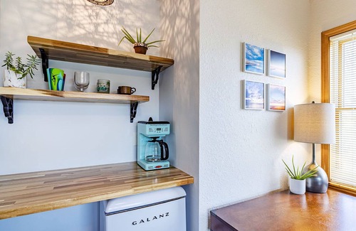 Kitty Hawk House | Private efficiency close to the beach & bay! Great for couples. Dog-friendly.