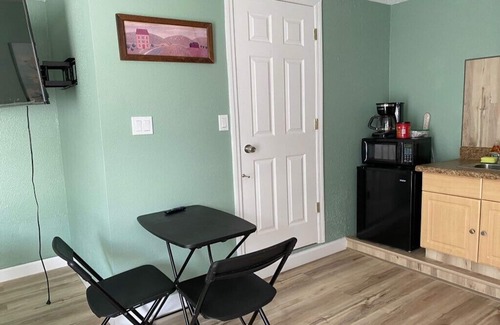 South Gate Ridge Apartment | Private Efficiency in Sarasota-1BR, Pet-Friendly,Patio,Close to Beaches, 2People