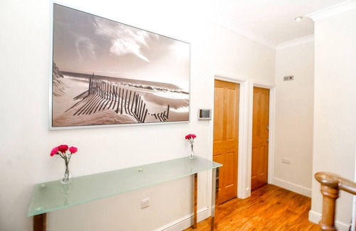 Spitalfields Apartment | Private en-suite room near Liverpool st Brick L