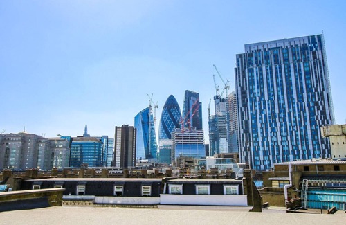 Spitalfields Apartment | Private en-suite room near Liverpool st Brick L