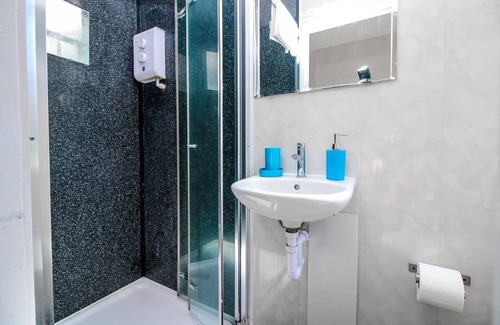 Spitalfields Apartment | Private en-suite at Liverpool street, Brick Ln