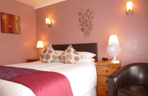 Frampton on Severn House | Private ensuite double room in guest house