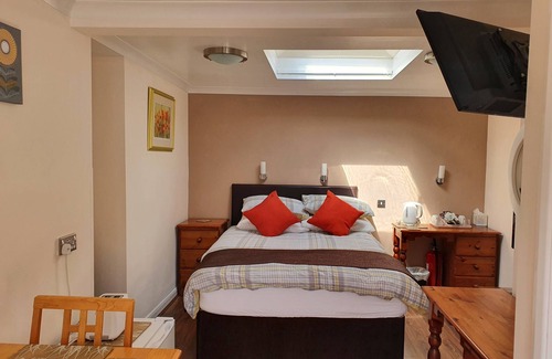 Frampton on Severn House | Private ensuite double room in guest house