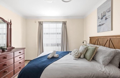 Milperra House | Private Ensuite Queen Room - Centrally Located at Milperra