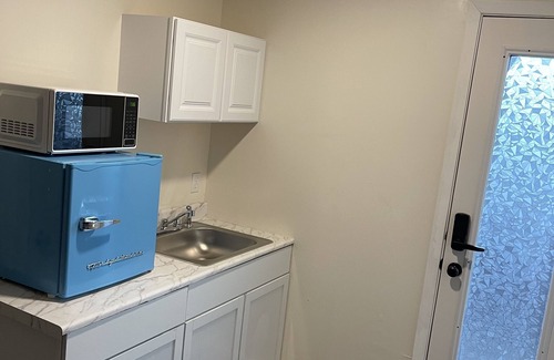 The Colony Apartment | Private entrance studio apt, free Wi-Fi & parking!