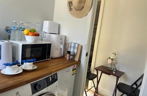 Westmeadows Apartment | Private Entry Guest Suite- 6 minutes to Airport