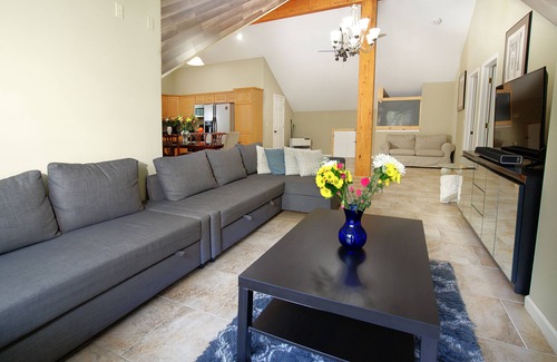 Newfoundland House | Private estate.Indoor saltwater heated Pool Tennis pickle ball &disc golf course