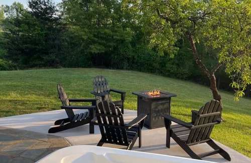 Altavista Apartment | Private family-friendly suite w/playroom at boutique inn!