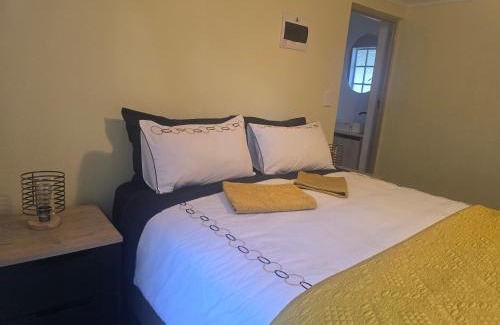 Faerie Glen House | Private Garden Studio near Menlyn