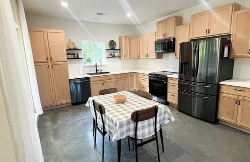 Etta House | Private Getaway on 2.5 Acres Family & Pet Friendly!