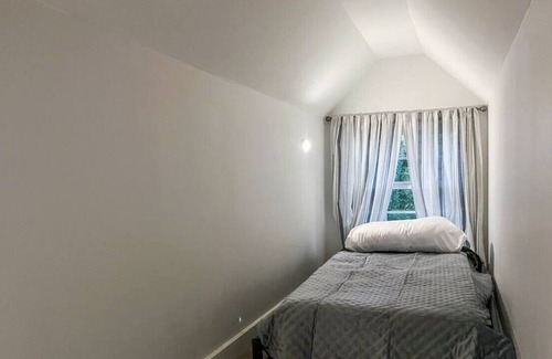 Denison Condo | Private Guest friendly Workspace