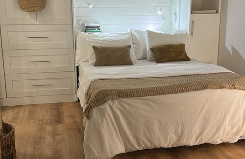 St. Catharines Bed & Breakfast | Private guest suite - near Niagara Falls