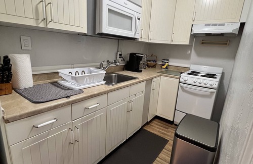 Tennyson - Alquire House | Private Guest Suite 30 Mins of SFO/OAK✈| Walk to Transit