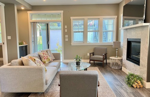 Port Moody House | Private Guesthouse near Skytrain! Sleeps 5 People