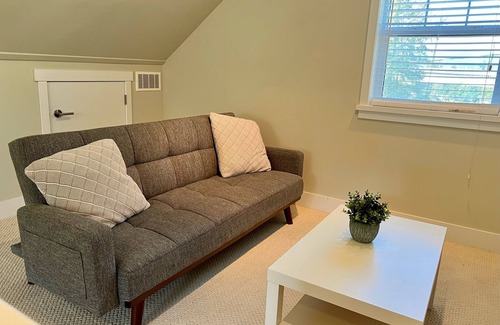 Port Moody House | Private Guesthouse near Skytrain! Sleeps 5 People