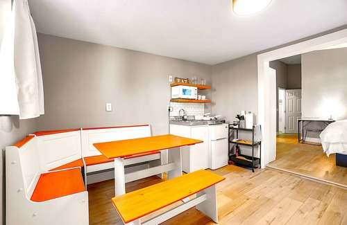 Paradise Apartment | Private Guestroom/Studio Unit In Southeast Las Vegas with WiFi, AC and King Bed.