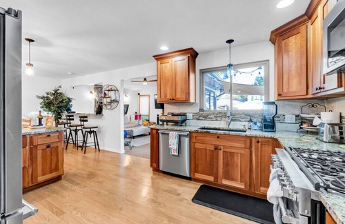 Arvada House | Private Heated Pool~Lakefront~Best For Celebrations & Families~Sleeps 12!