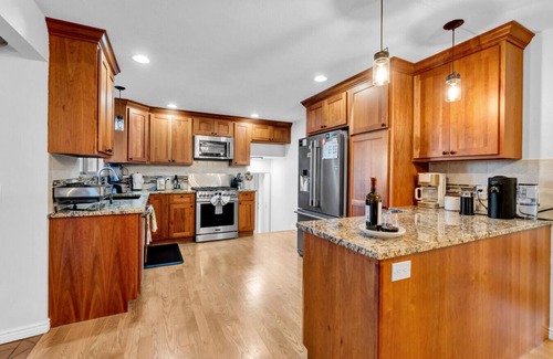 Arvada House | Private Heated Pool~Lakefront~Best For Celebrations & Families~Sleeps 12!