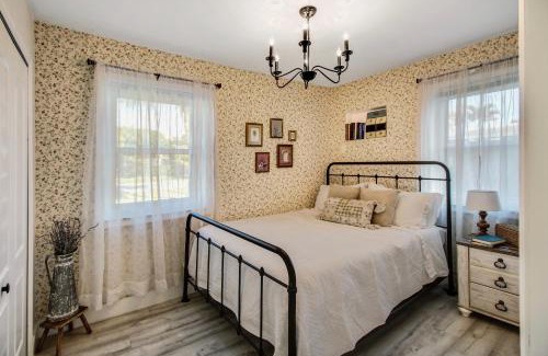 Pompano Beach Villa | Private Heated Pool Oasis Pet-Friendly Retreat Short or long Stays Sleeps 2-8 Ppl