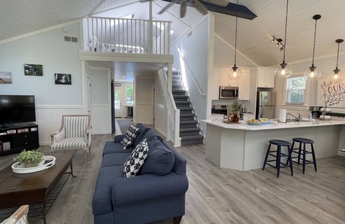 Union Pier House | Private heated pool hot tub large deck blocks to Berrien beach