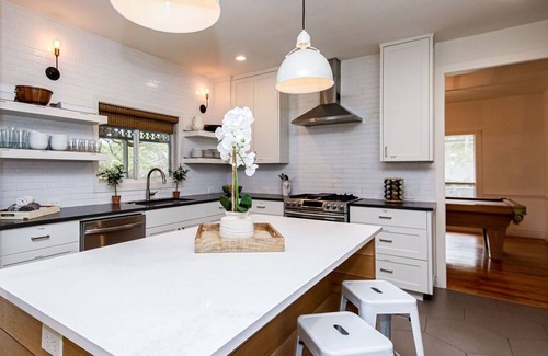 Austin House | Private Hill Country Retreat: Sleeps 25, Pool, Hot Tub & 30 Mins to Austin
