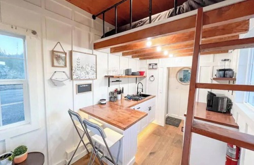 Grants Pass House | Private Hilltop Tiny Home with Hot Tub & Fire Pit!