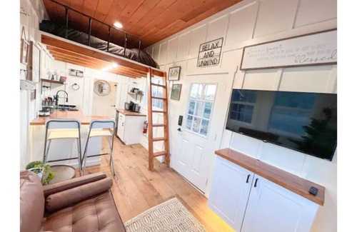 Grants Pass House | Private Hilltop Tiny Home with Hot Tub & Fire Pit!