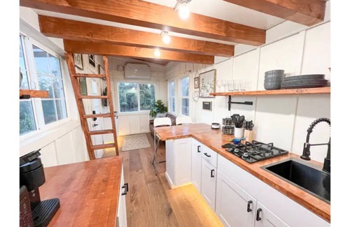 Grants Pass House | Private Hilltop Tiny Home with Hot Tub & Fire Pit!