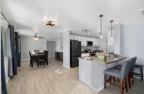 Glendale House | Private Home With a Pool