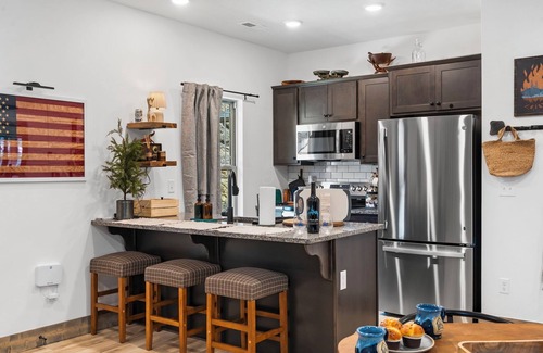 Hollister Cabin | Private Hot Tub-Free Daily Tickets-Desk-Arcade-Cmty In&Outdoor Pools-Firepit