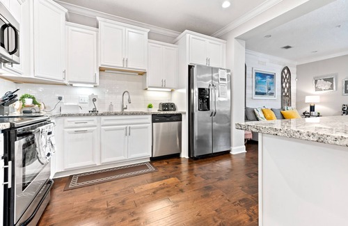 Epworth Acres House | Private HOT TUB, foosball pool, 3 min to beach/dr, boat drop park, pet 👍