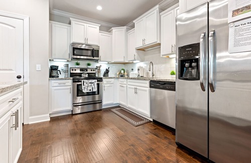 Epworth Acres House | Private HOT TUB, foosball pool, 3 min to beach/dr, boat drop park, pet 👍