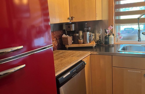 Gibsons House | PRIVATE HOUSE.Hot Tub.Pet friendly.5* Location Beaches.Lower Gibsons