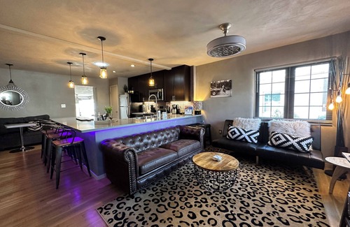 Parkland Hills House | Private house in a safe area, close to Nob Hill, UNM, Airport, Netflix, and KAFB