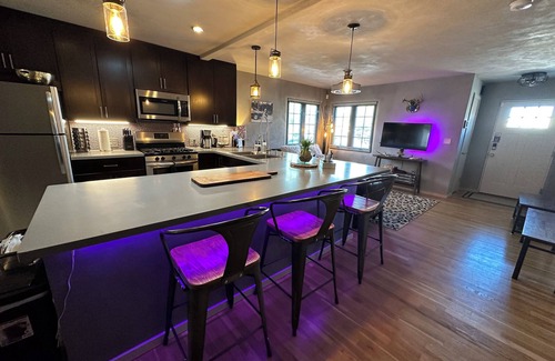 Parkland Hills House | Private house in a safe area, close to Nob Hill, UNM, Airport, Netflix, and KAFB