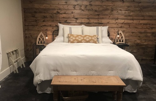 Canton Resort | Private King Suite-pool house,hot tub, spa, bfast!